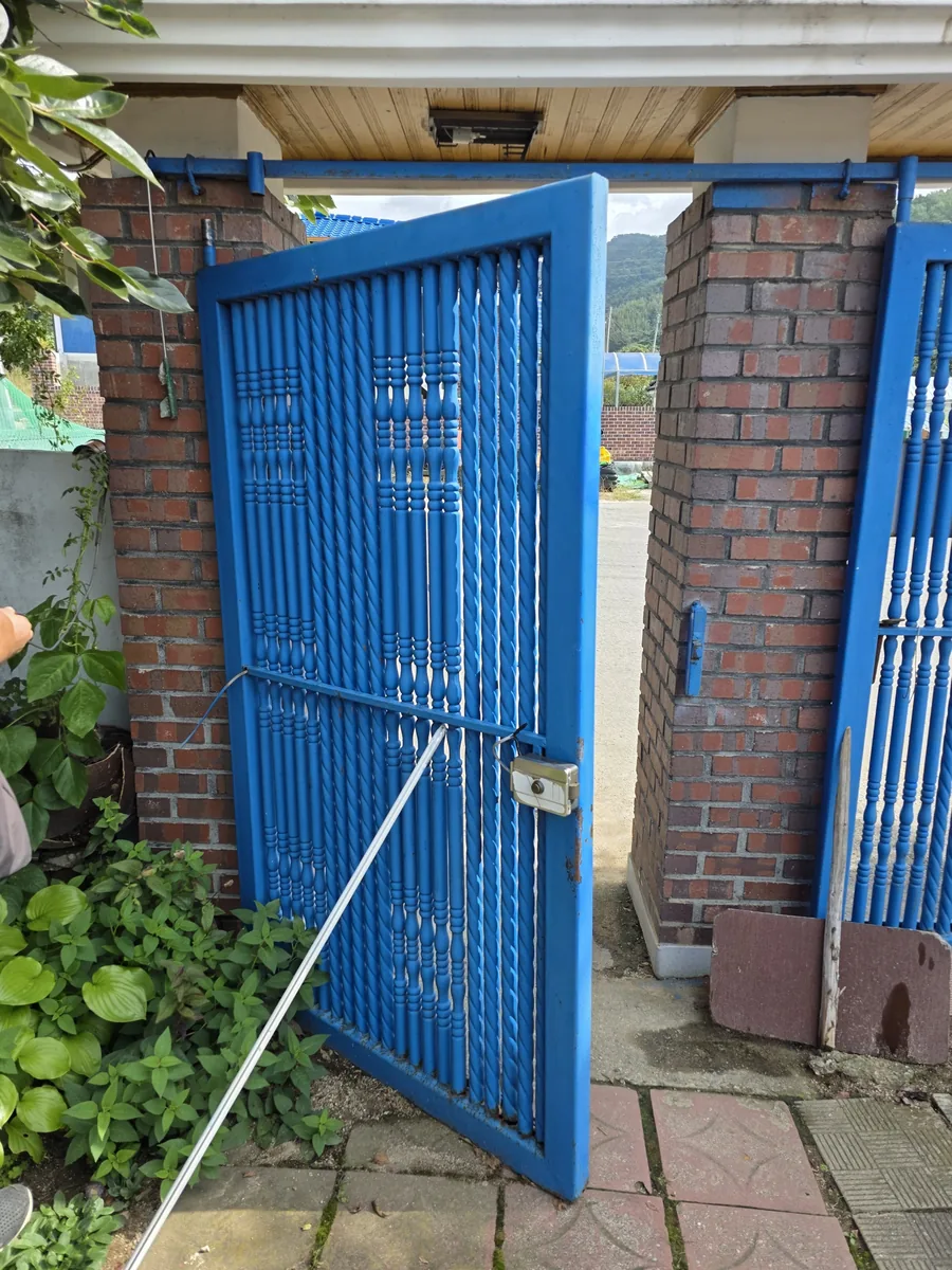 철제 대문 보수 시공 과정 대문 재설치 및 마감
